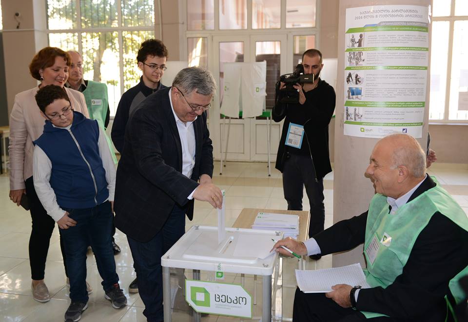 Politicians’ family at polling station: Speaker of Parliament and former Defense Minister vote geotv.ge